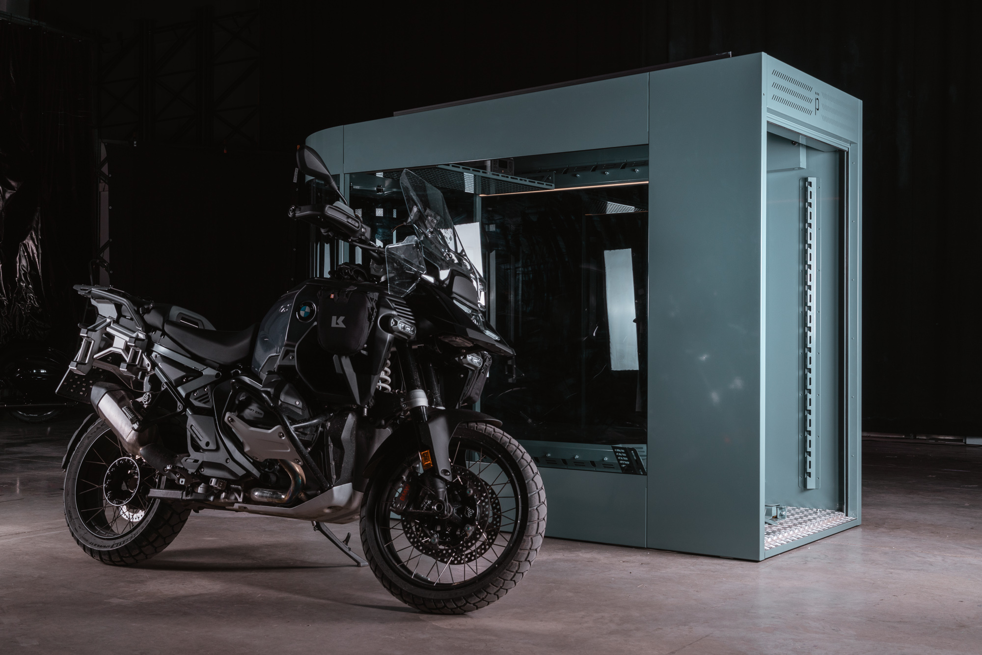 MotoDome-Motorradgarage mit Motorradfahrer