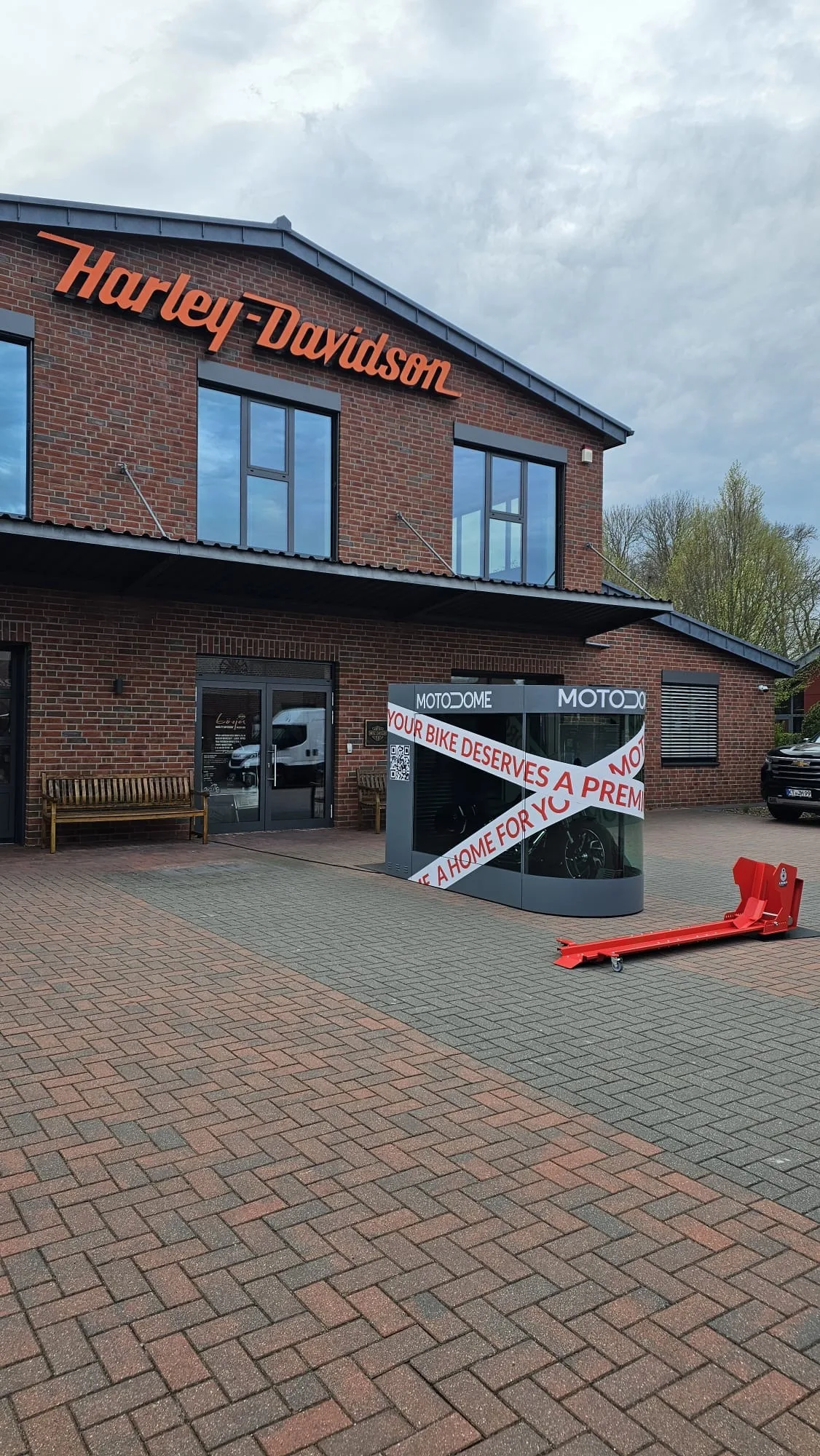 Harley-Davidson Weser-Ems: Händler mit einer vor dem Gebäude ausgestellten MotoDome-Motorradgarage.